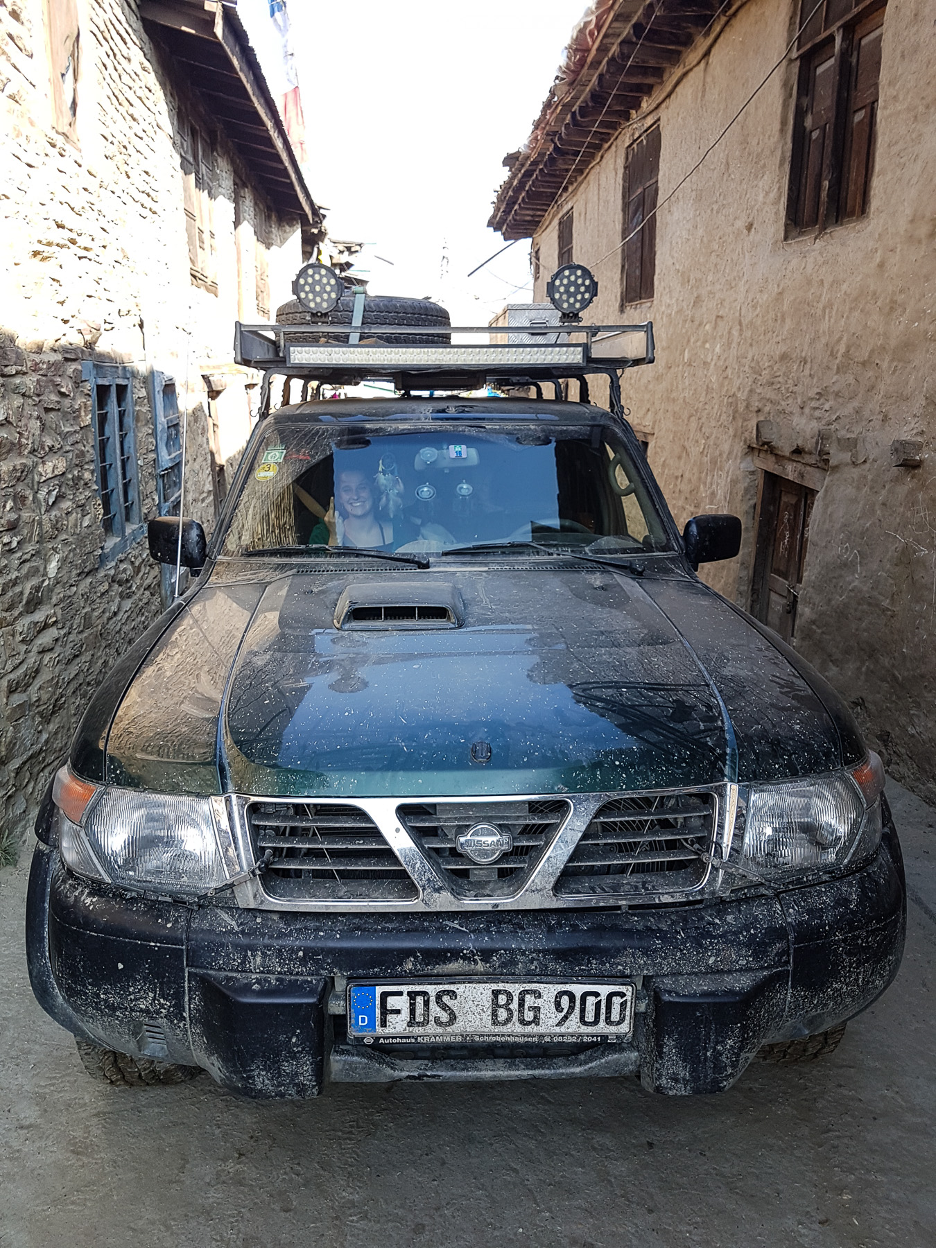 Nissan_Patrol_West_Nepal_2017-151228