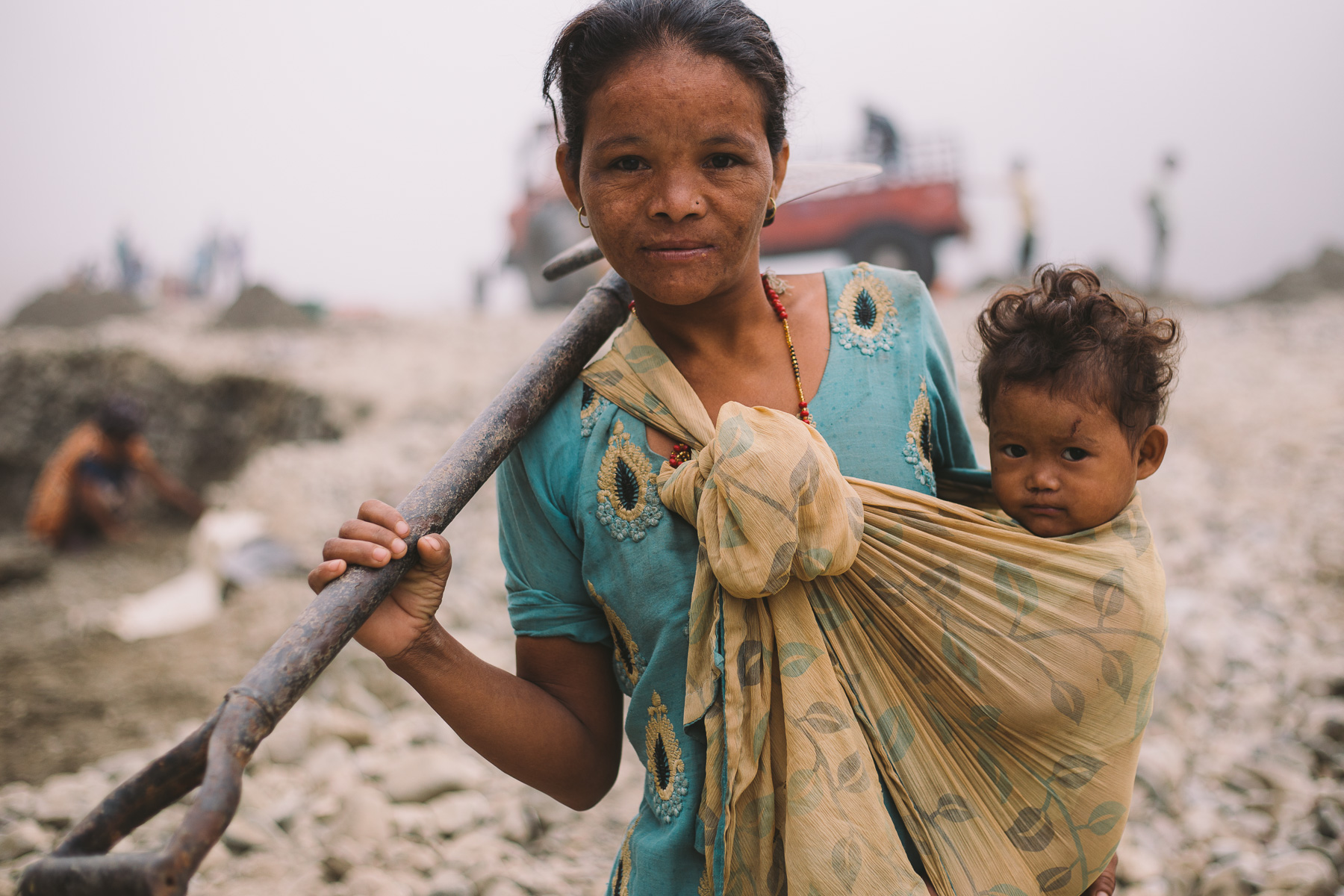 Woman_worker_Camping_River_West_Nepal_2017-0946